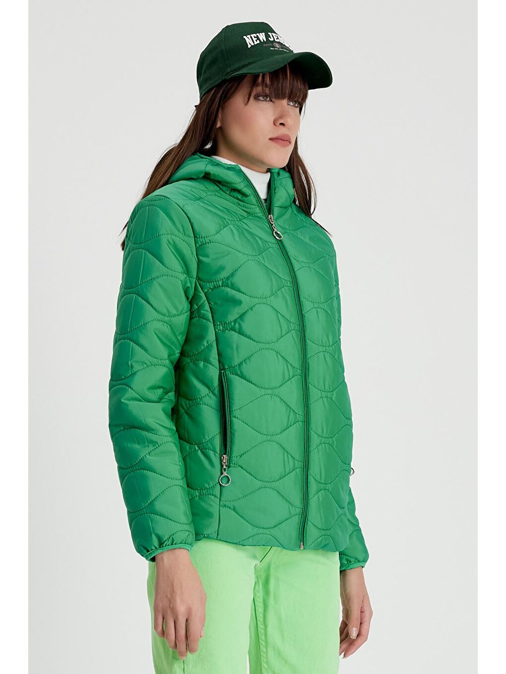 Kadın Yeşil Desenli Kapüşonlu Su ve Rüzgar Geçirmez Rahat Kalıp Kapitone Mont-4