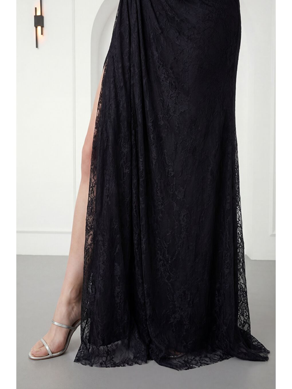 Kadın Siyah Göğüs Detaylı Uzun Dantel Abiye Elbise-3