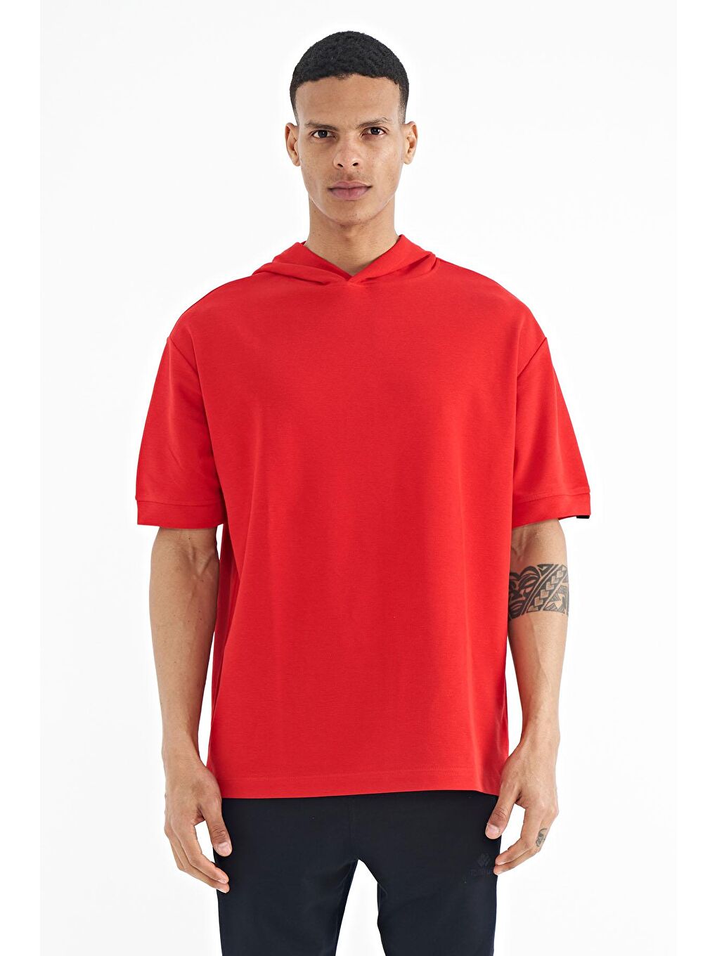 TOMMYLIFE Kırmızı Kapüşonlu Kol Etiket Detaylı Oversize Erkek T-shirt - 88179