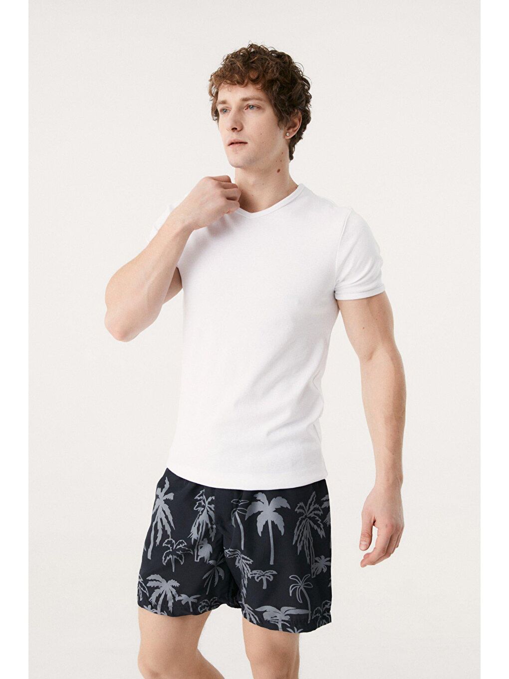 Beyaz V Yaka Basic Tişört