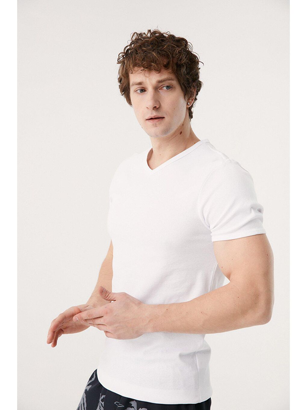 Beyaz V Yaka Basic Tişört-1