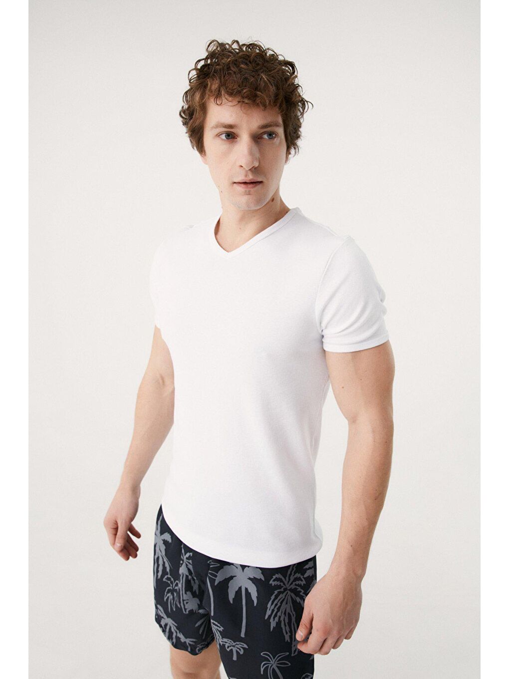 Beyaz V Yaka Basic Tişört-2