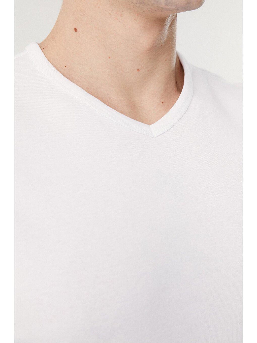 Beyaz V Yaka Basic Tişört-3