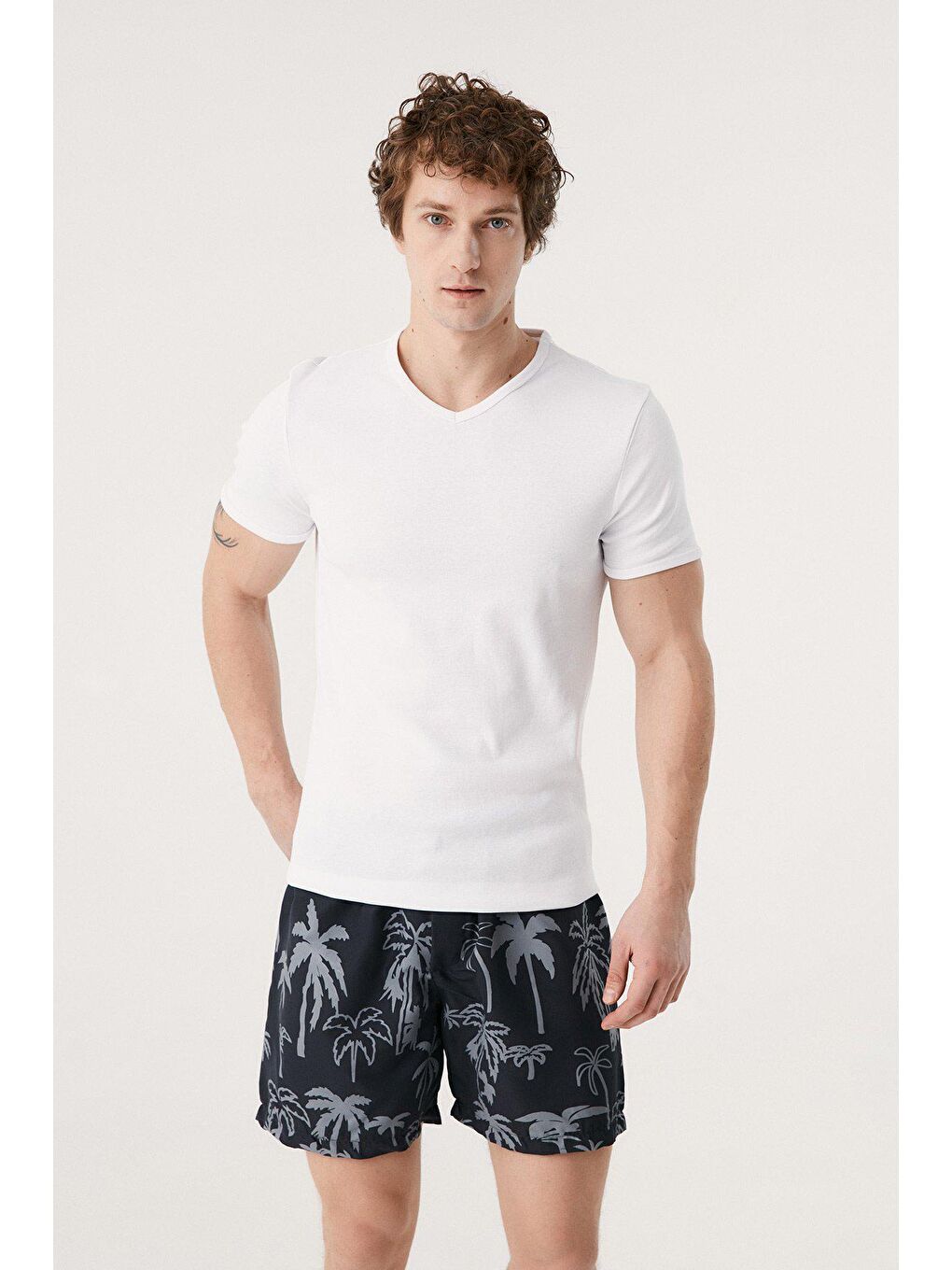 Beyaz V Yaka Basic Tişört-4