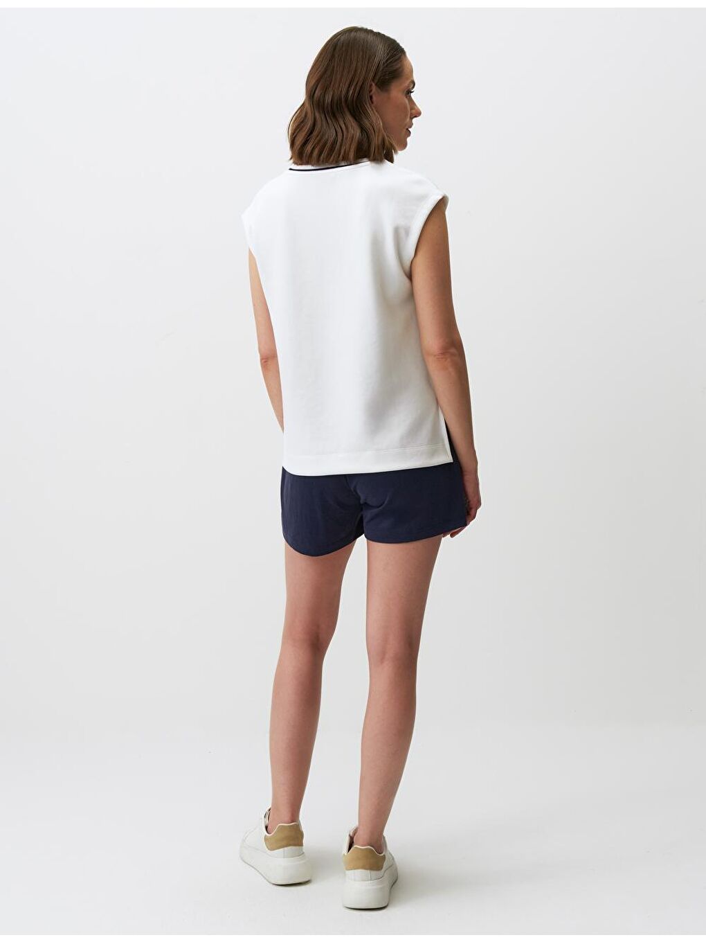 Beyaz Kolsuz Bisiklet Yaka Düz Tişört-5