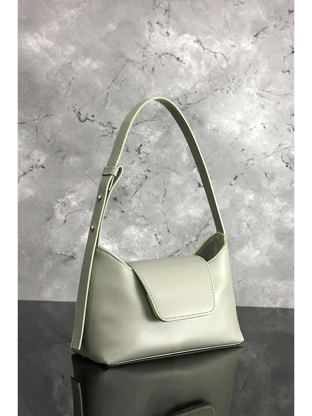 Kadın Mint Yeşil Ayarlanabilir Askılı Kapaklı Fermuarlı ve Astarlı Çanta