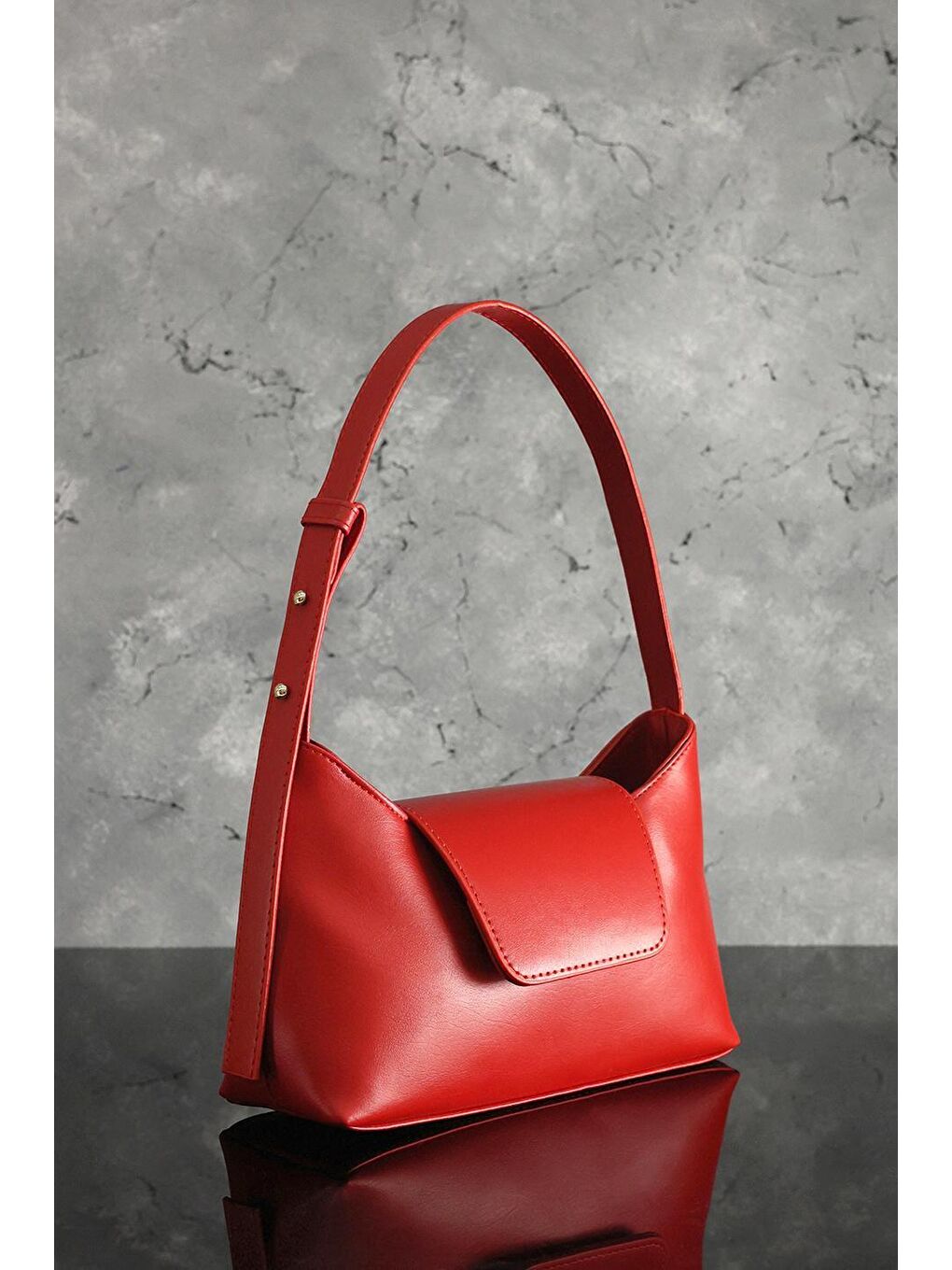 Kadın Kırmızı Ayarlanabilir Askılı Kapaklı Fermuarlı ve Astarlı Çanta