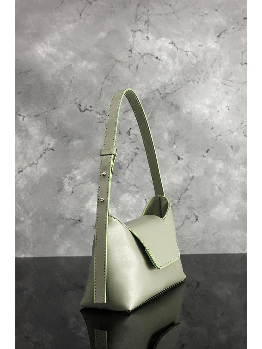 Kadın Mint Yeşil Ayarlanabilir Askılı Kapaklı Fermuarlı ve Astarlı Çanta-1