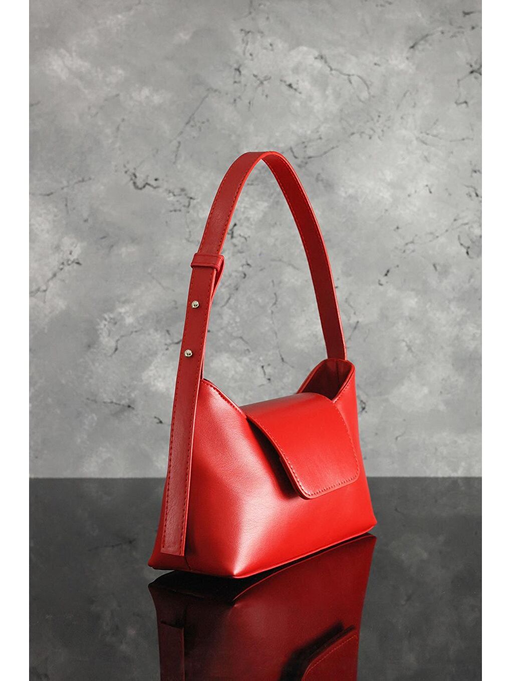 Kadın Kırmızı Ayarlanabilir Askılı Kapaklı Fermuarlı ve Astarlı Çanta-1