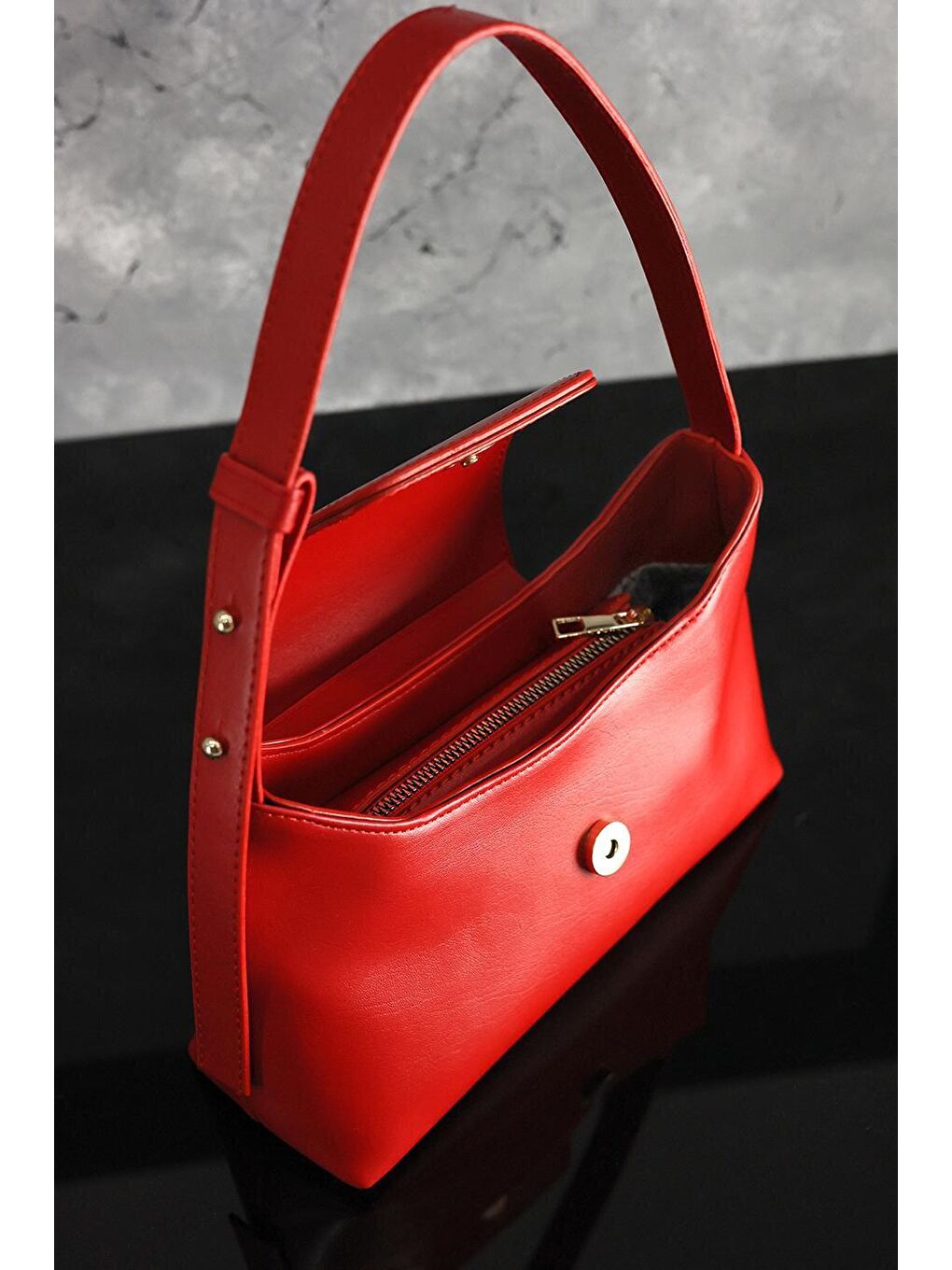 Kadın Kırmızı Ayarlanabilir Askılı Kapaklı Fermuarlı ve Astarlı Çanta-2