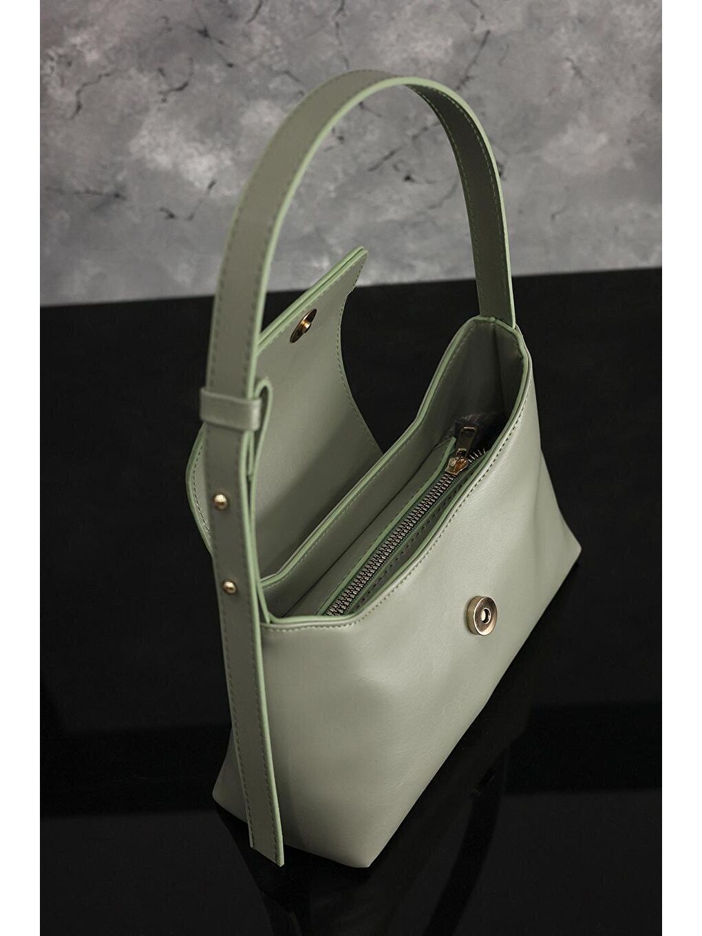 Kadın Mint Yeşil Ayarlanabilir Askılı Kapaklı Fermuarlı ve Astarlı Çanta-2