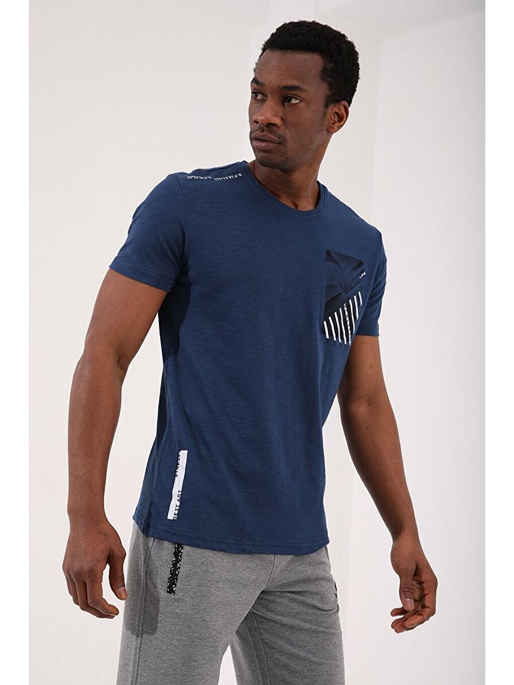 İndigo Göğüs Baskılı Koordinat Detaylı Standart Kalıp Bisiklet Yaka Erkek Tişört - 87894-1