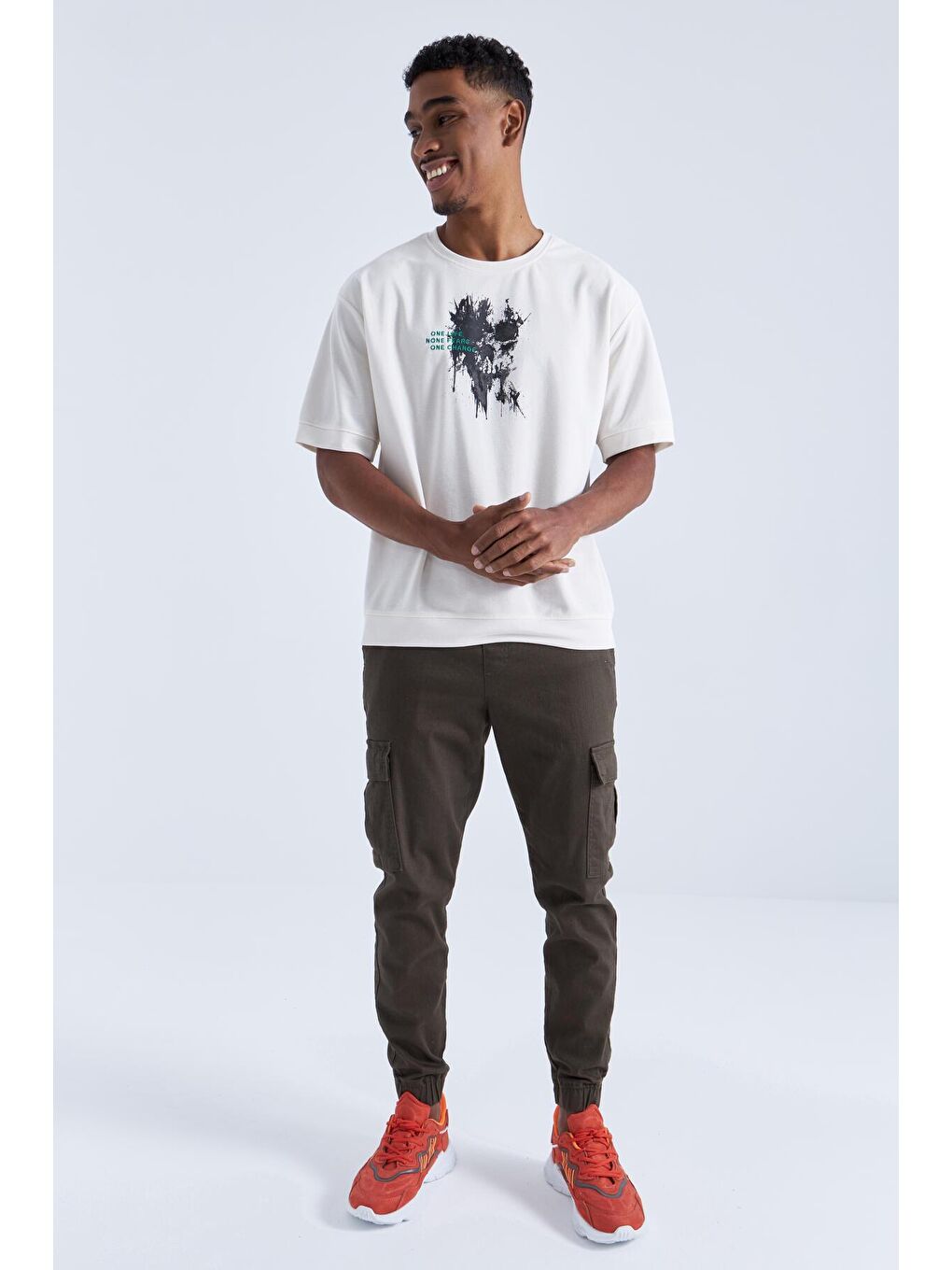 Ekru Baskılı Yazı Nakışlı O Yaka Erkek Oversize Tişört  - 88105-1