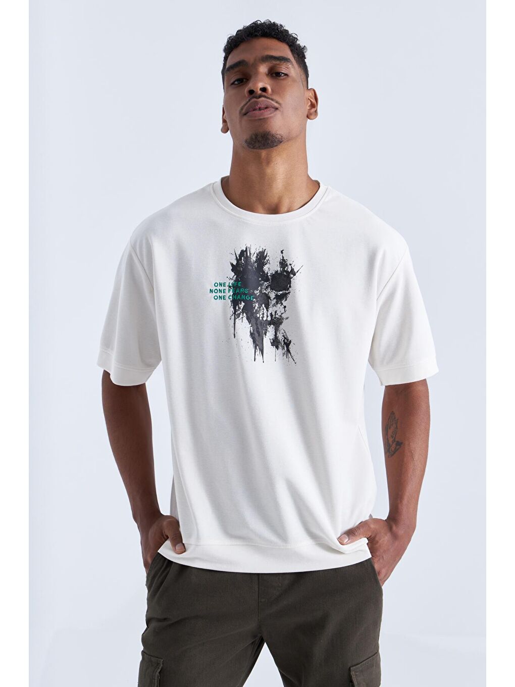 Ekru Baskılı Yazı Nakışlı O Yaka Erkek Oversize Tişört  - 88105-2