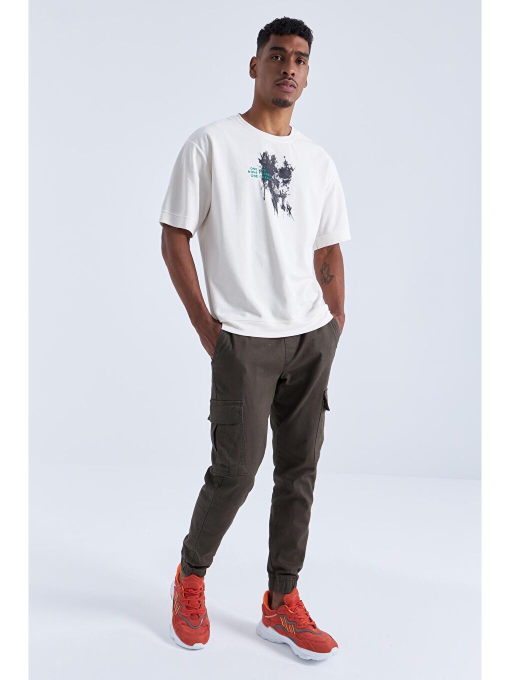 Ekru Baskılı Yazı Nakışlı O Yaka Erkek Oversize Tişört  - 88105-3