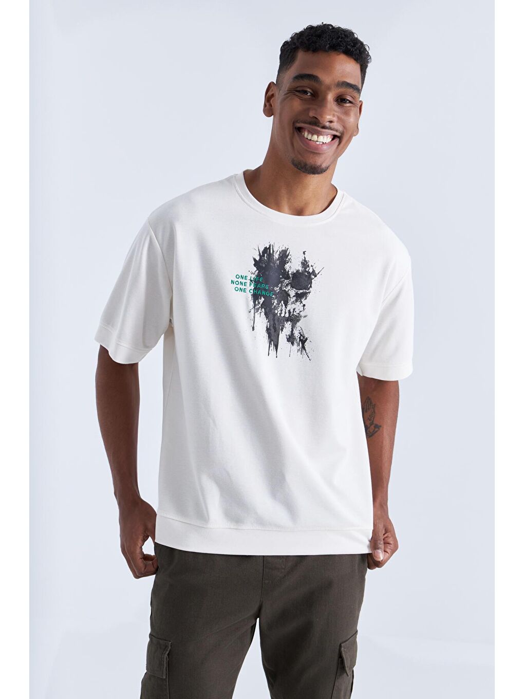 Ekru Baskılı Yazı Nakışlı O Yaka Erkek Oversize Tişört  - 88105-4