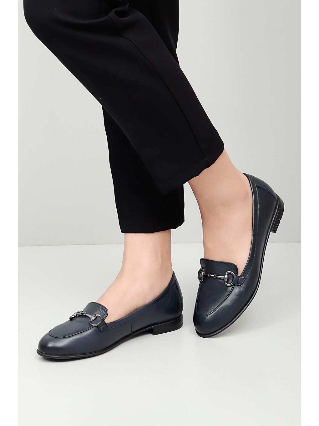 Lacivert Hakiki Deri Yuvarlak Burun Düz Taban Tokalı Kadın Babet 24162