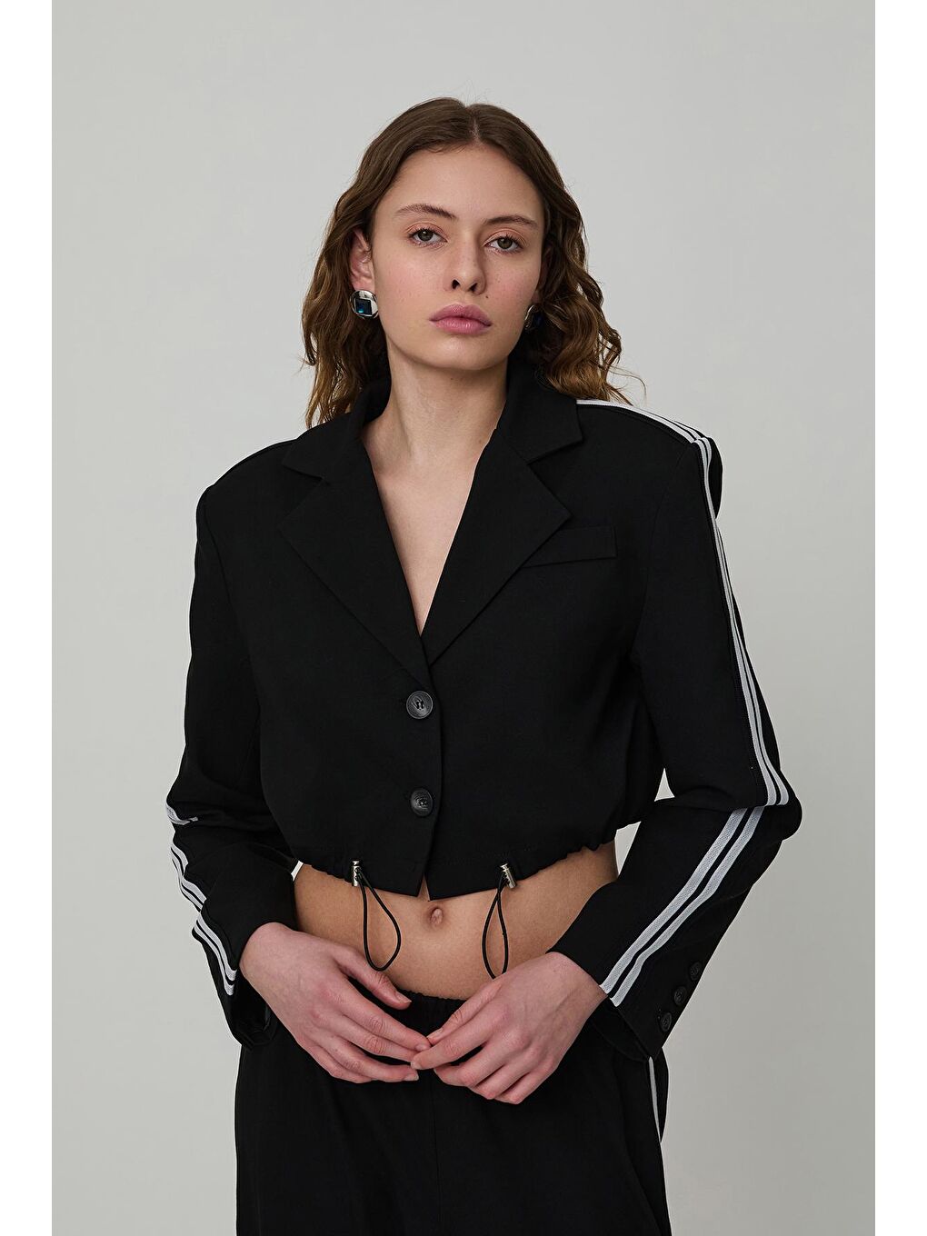 QUZU Siyah Şerit Detaylı Düğmeli Crop Blazer Ceket Siyah