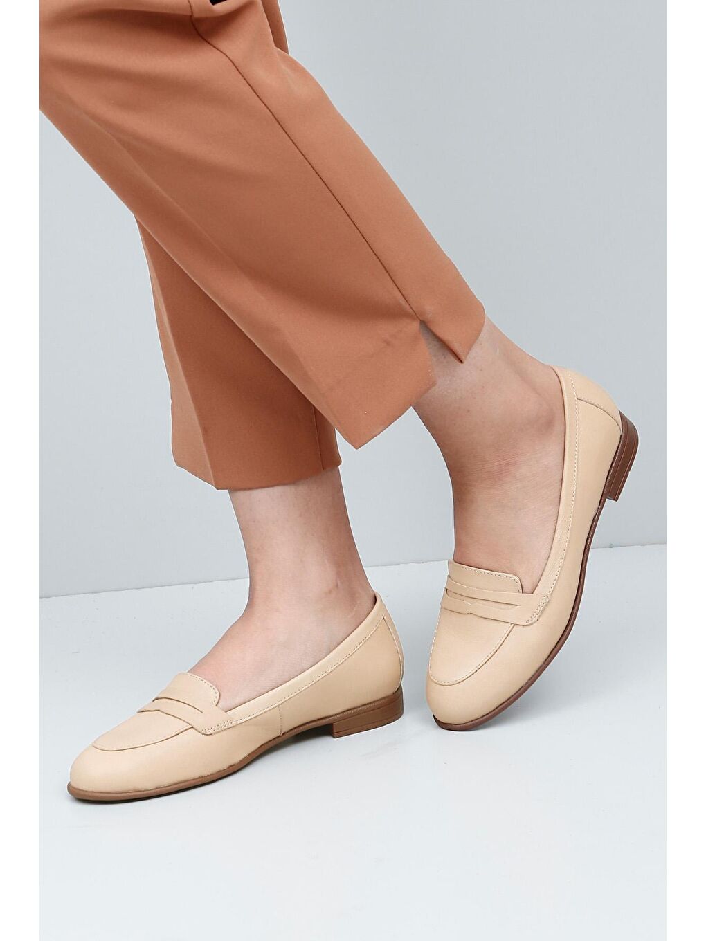 Bej Hakiki Deri Yuvarlak Burun Düz Taban Loafer Kadın Babet 24161