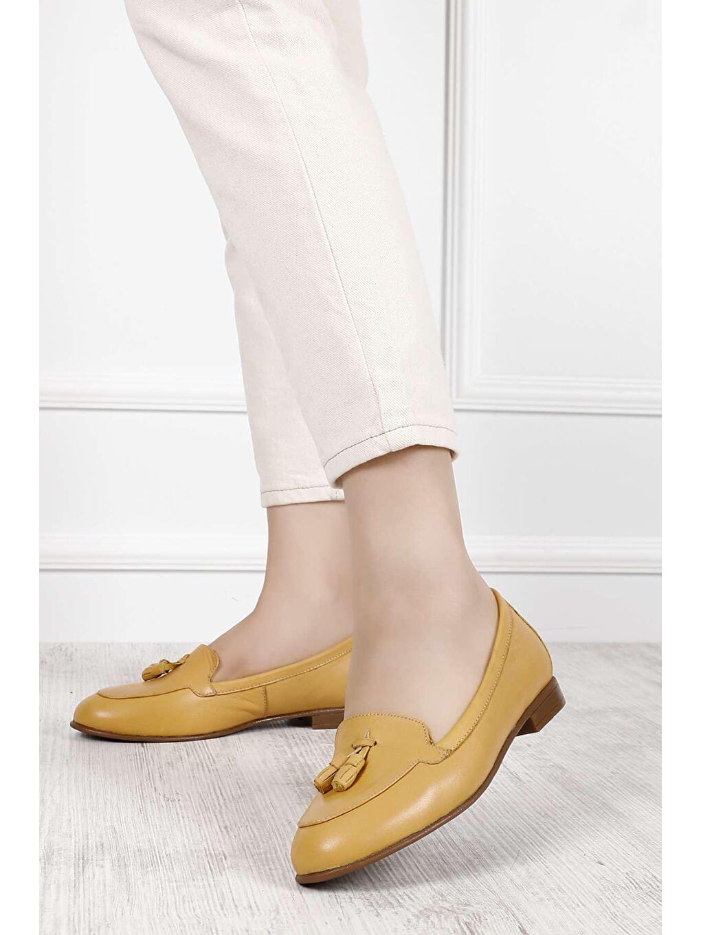 Sarı Hakiki Deri Yuvarlak Burun Düz Taban Püsküllü Kadın Babet 24259-1