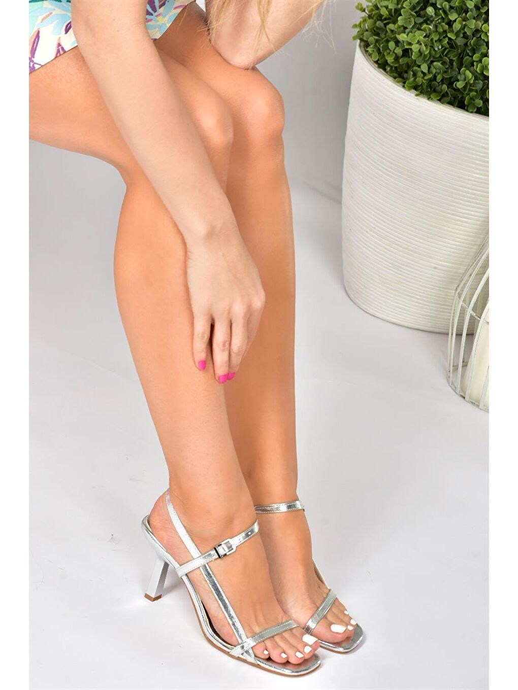 Fox Shoes Gümüş İnce Bantlı Kadın Topuklu Ayakkabı P518870309