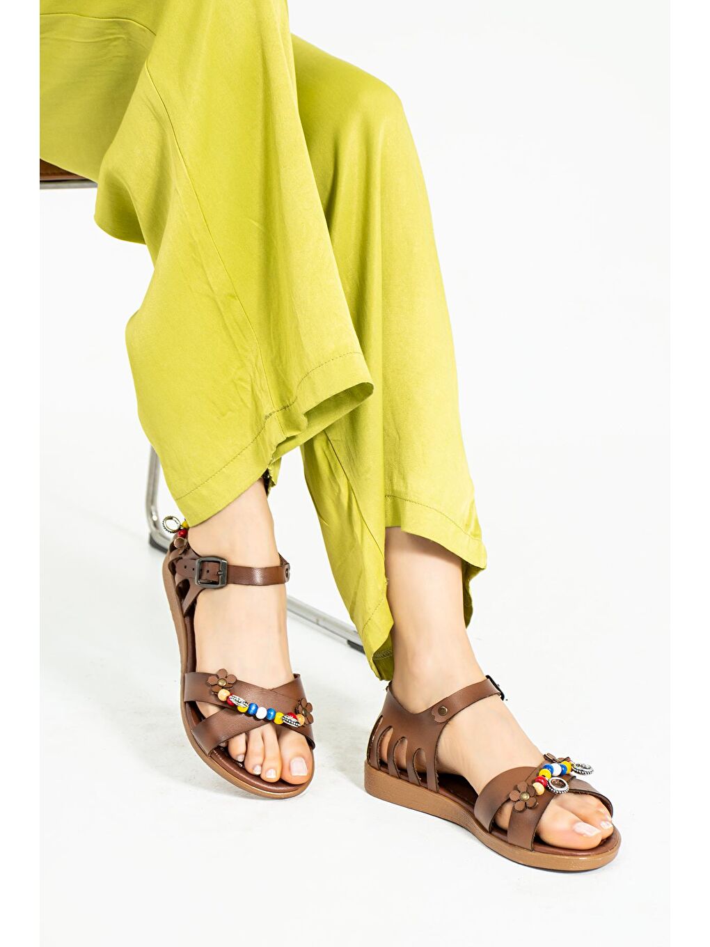 Kahverengi Aksesuarlı Çapraz Bant Bilekte Tokalı Bodrum Kadın Sandalet 51-195-23