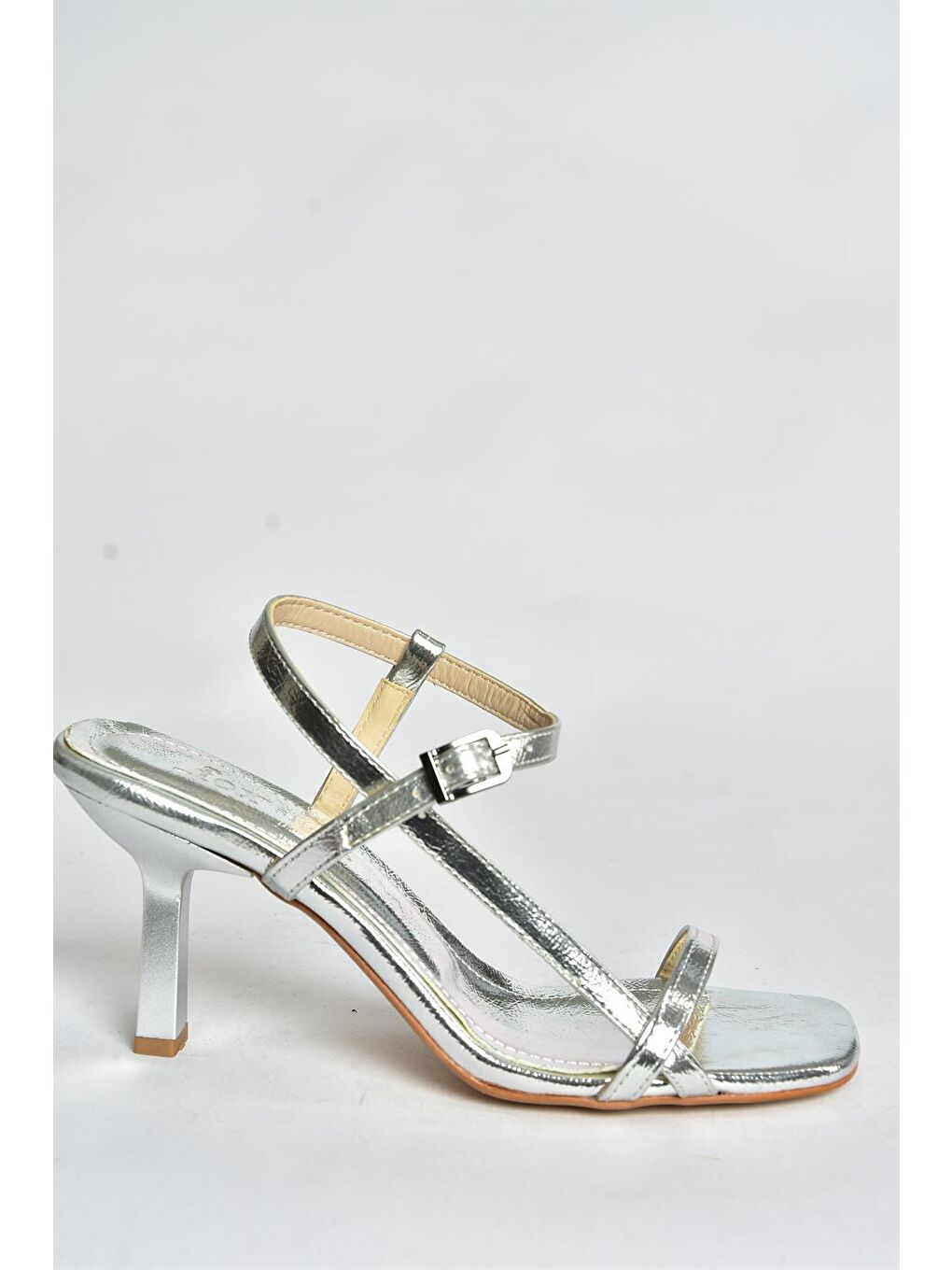 Gri Gümüş İnce Bantlı Kadın Topuklu Ayakkabı P518870309-4