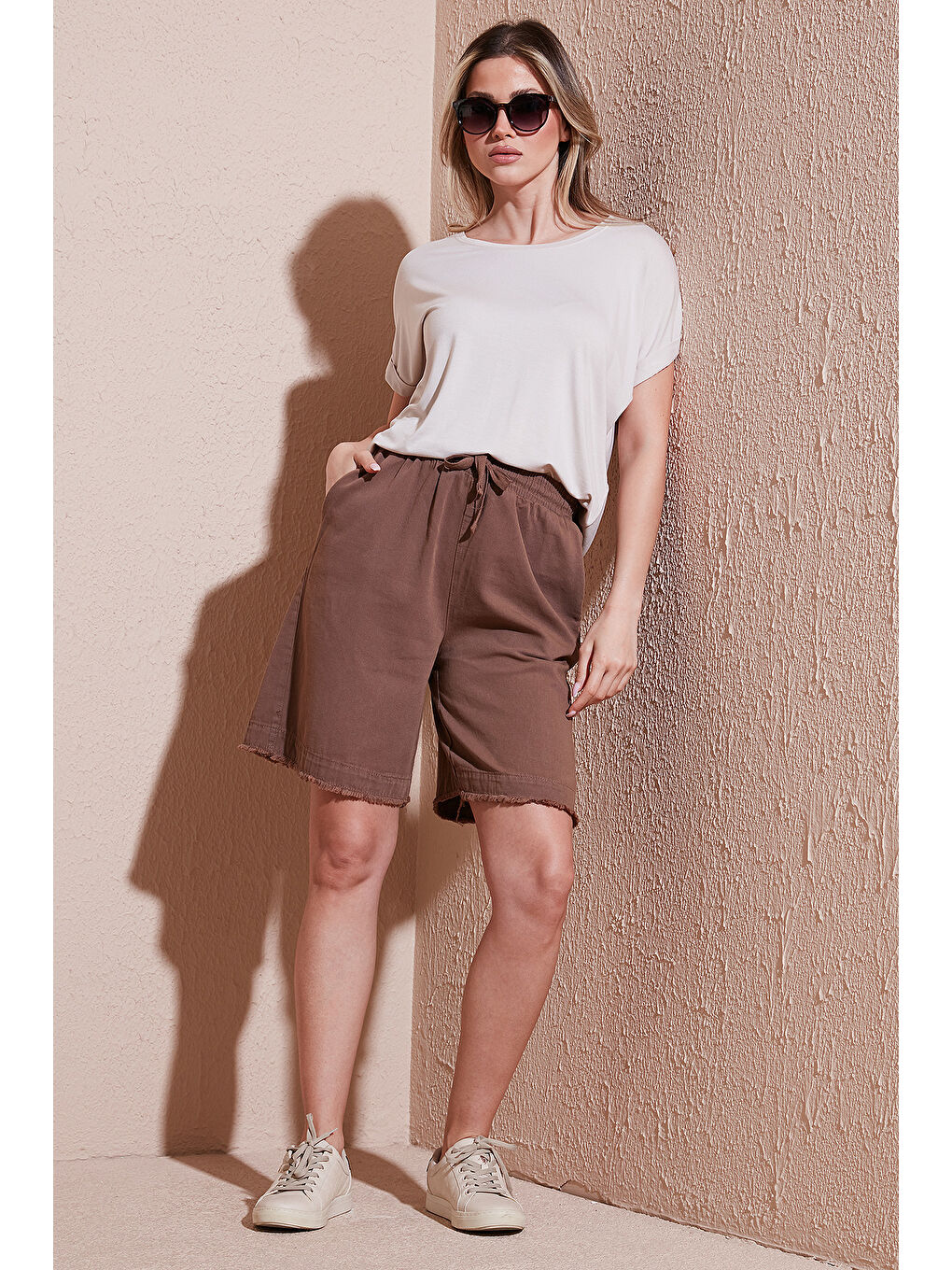 Kahverengi Pamuklu Standart Fit Normal Bel Bağlamalı Cepli Kadın Şort 668YP5326