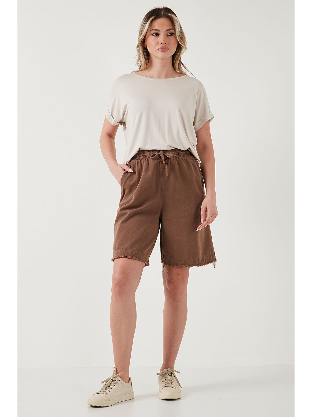 Kahverengi Pamuklu Standart Fit Normal Bel Bağlamalı Cepli Kadın Şort 668YP5326-3
