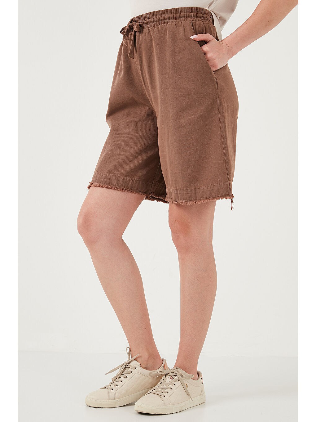 Kahverengi Pamuklu Standart Fit Normal Bel Bağlamalı Cepli Kadın Şort 668YP5326-4