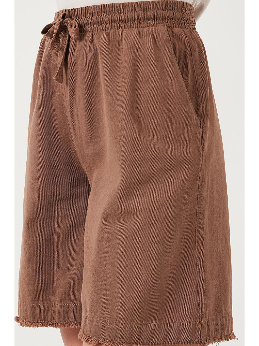 Kahverengi Pamuklu Standart Fit Normal Bel Bağlamalı Cepli Kadın Şort 668YP5326-5