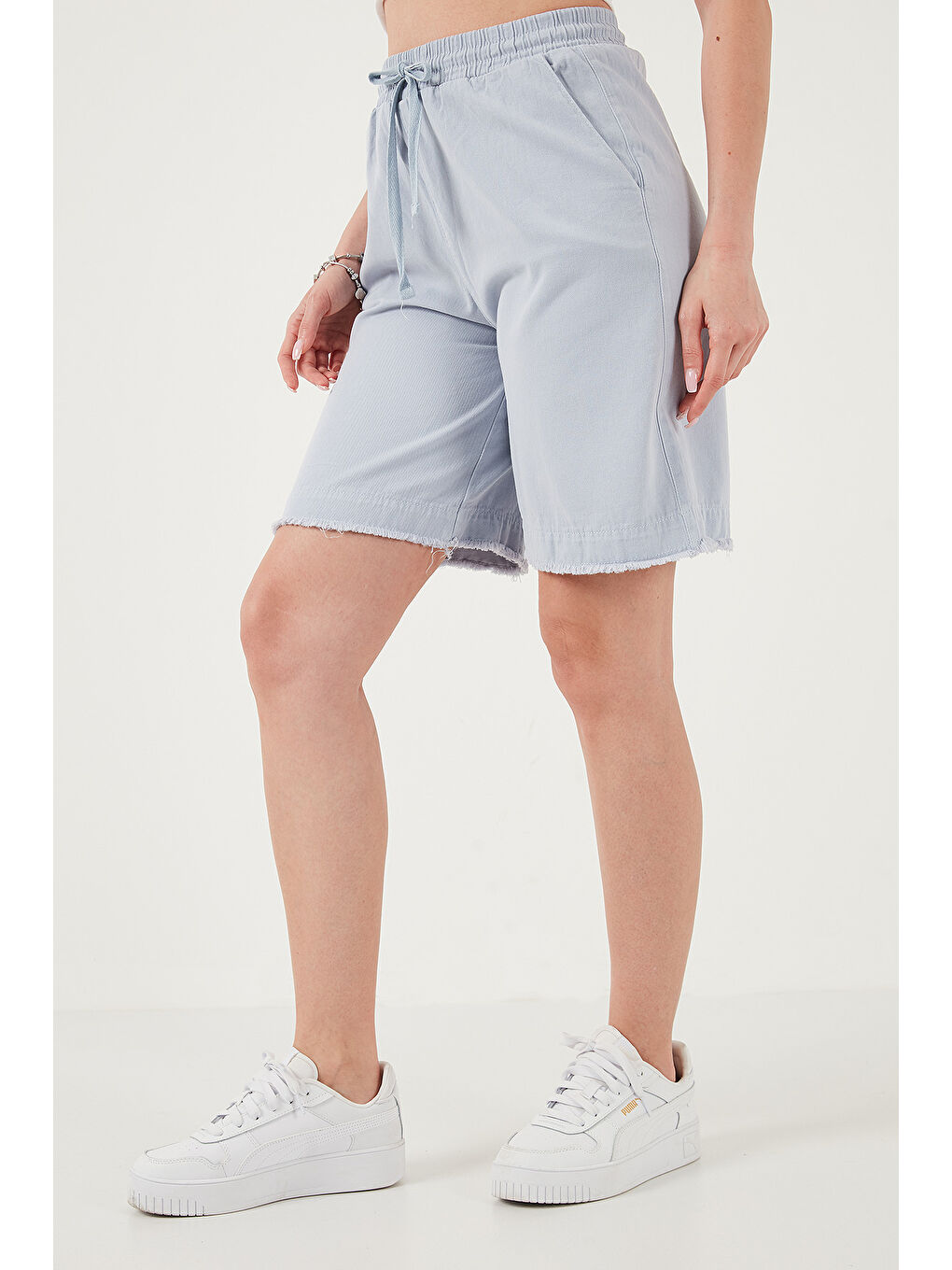 Mavi Pamuklu Standart Fit Normal Bel Bağlamalı Cepli Kadın Şort 668YP5326-3