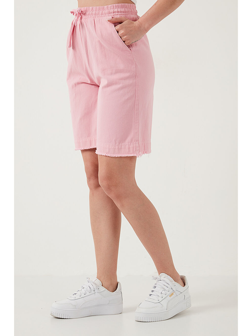 Pembe Pamuklu Standart Fit Normal Bel Bağlamalı Cepli Kadın Şort 668YP5326-3
