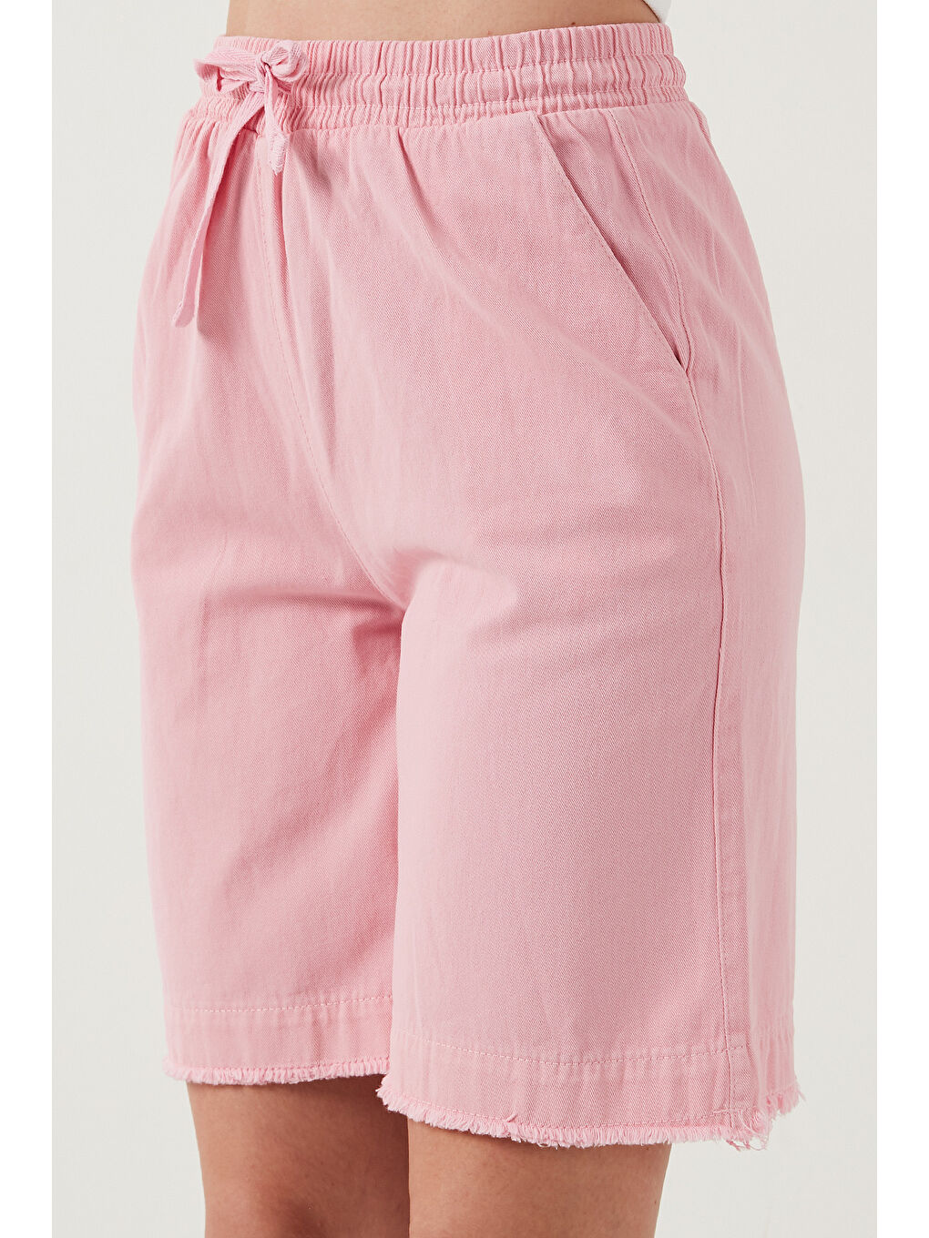 Pembe Pamuklu Standart Fit Normal Bel Bağlamalı Cepli Kadın Şort 668YP5326-5
