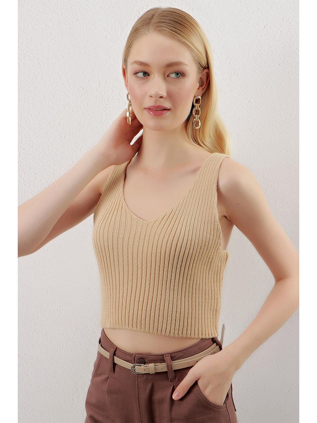 Bej Kadın Taş Askılı V Yaka Triko Crop-1