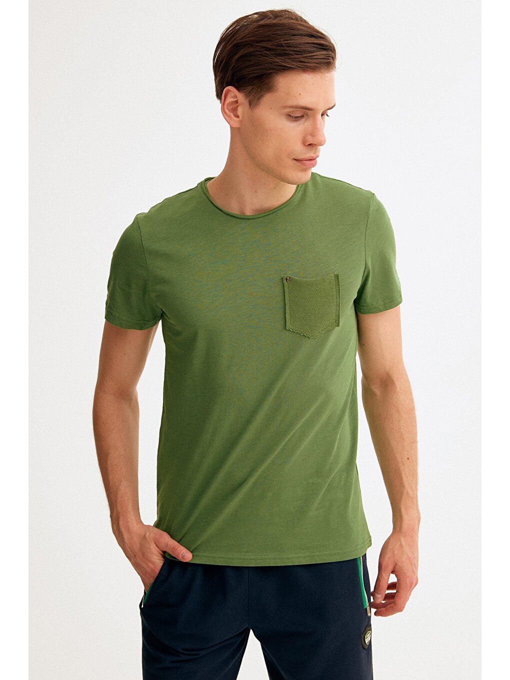 Yeşil Bisiklet Yaka Cep Detaylı Tişört