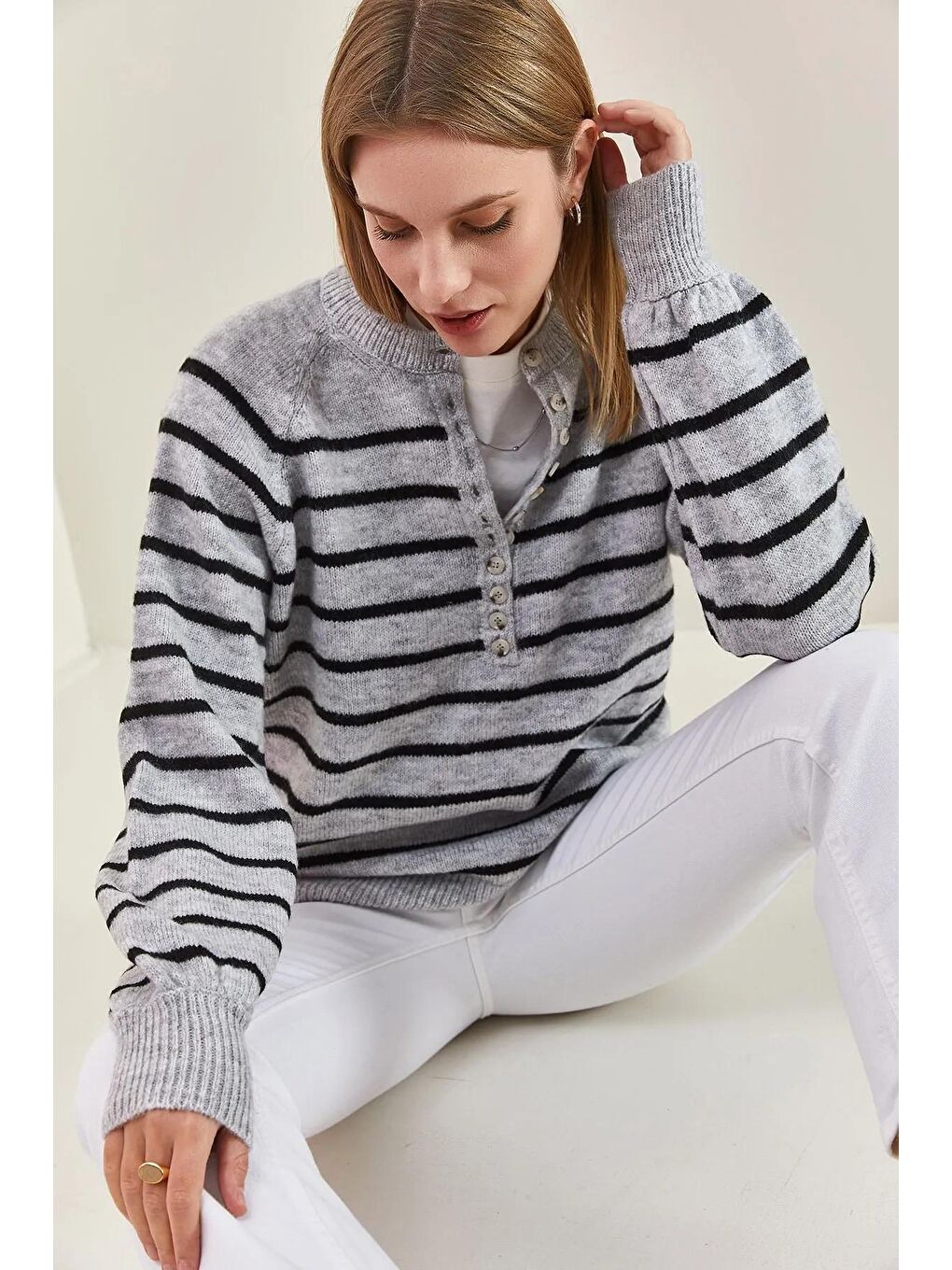 Gri Kadın Yakası İlikli Balıkçı Yaka Çizgili Triko Kazak-3