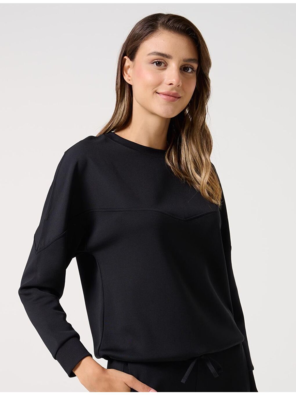 Siyah Düz Kesim Bisiklet Yaka Rahat Uzun Kollu Sweatshirt