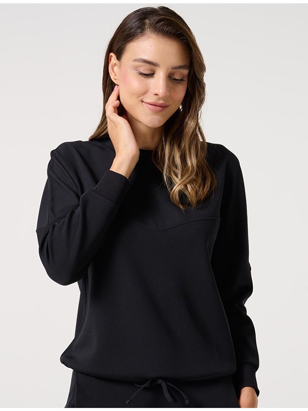 Siyah Düz Kesim Bisiklet Yaka Rahat Uzun Kollu Sweatshirt-1