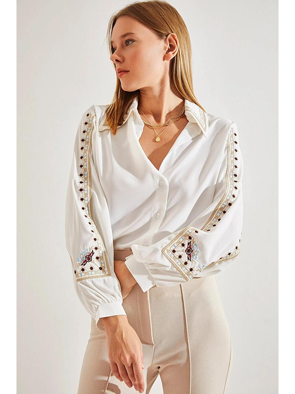 Beyaz Kadın Yakası ve Kolları Desenli Gömlek