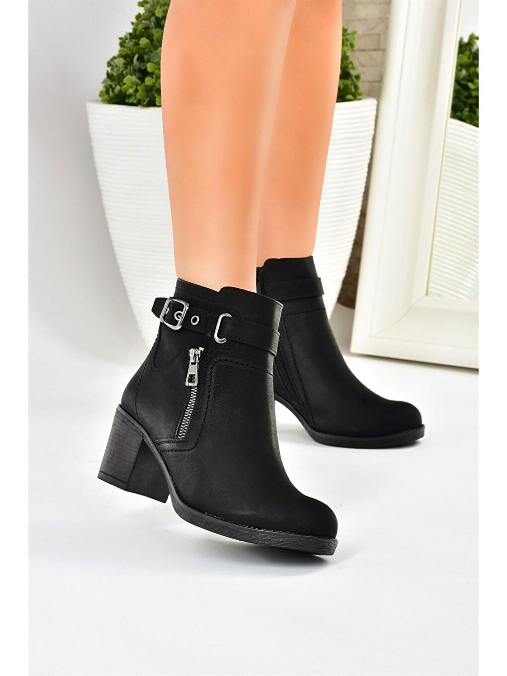 L6741615 Siyah Kadın Bot