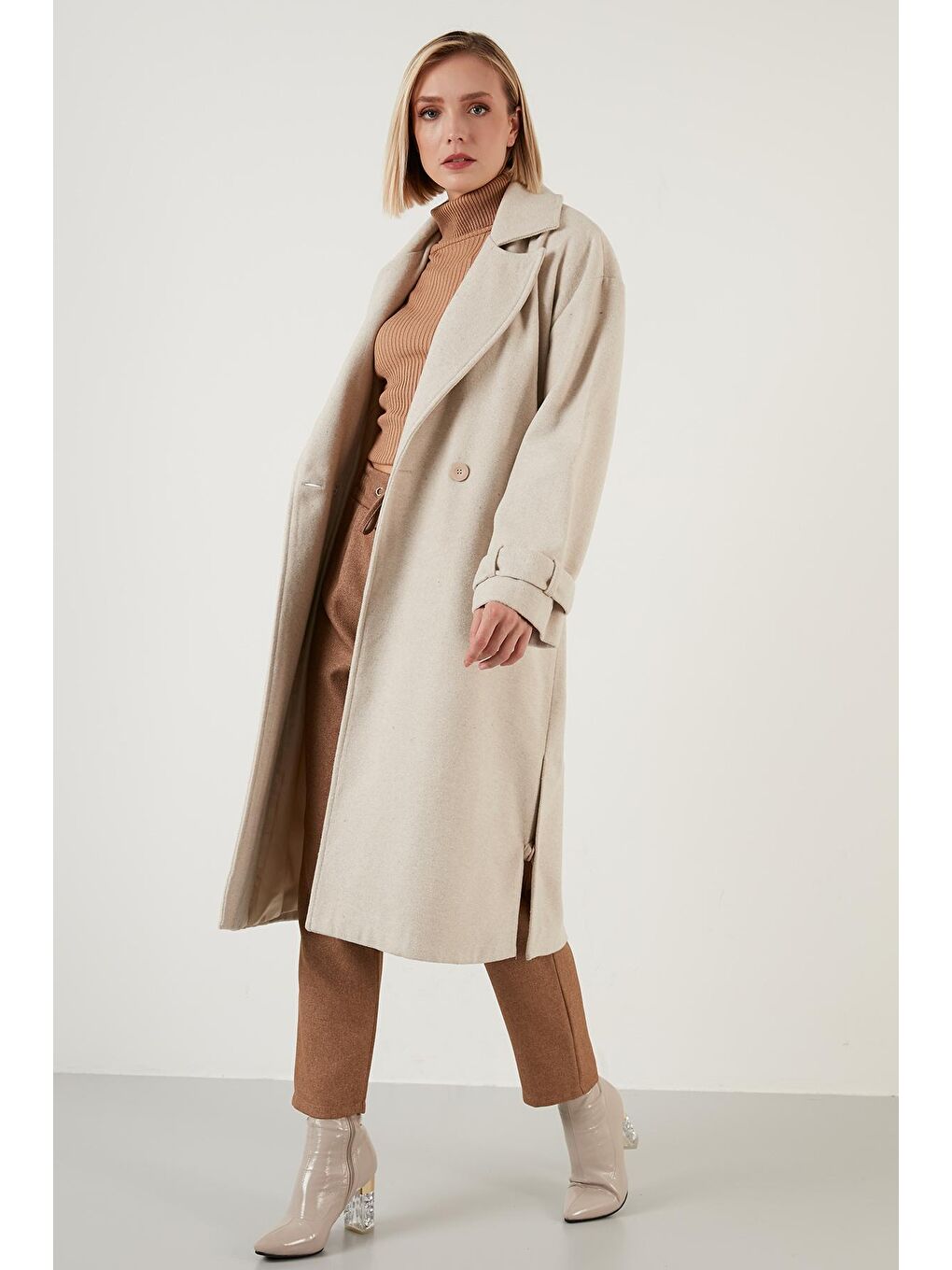 Bej Pamuklu Regular Fit Kemerli Yırtmaçlı Uzun Kaban 6380015-3