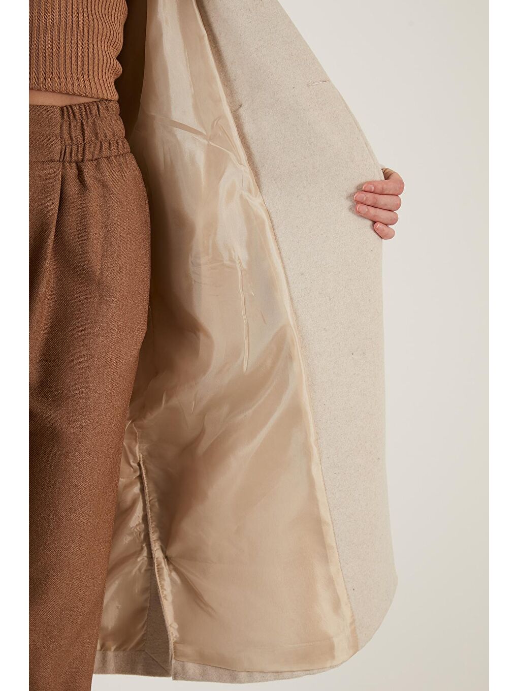 Bej Pamuklu Regular Fit Kemerli Yırtmaçlı Uzun Kaban 6380015-4