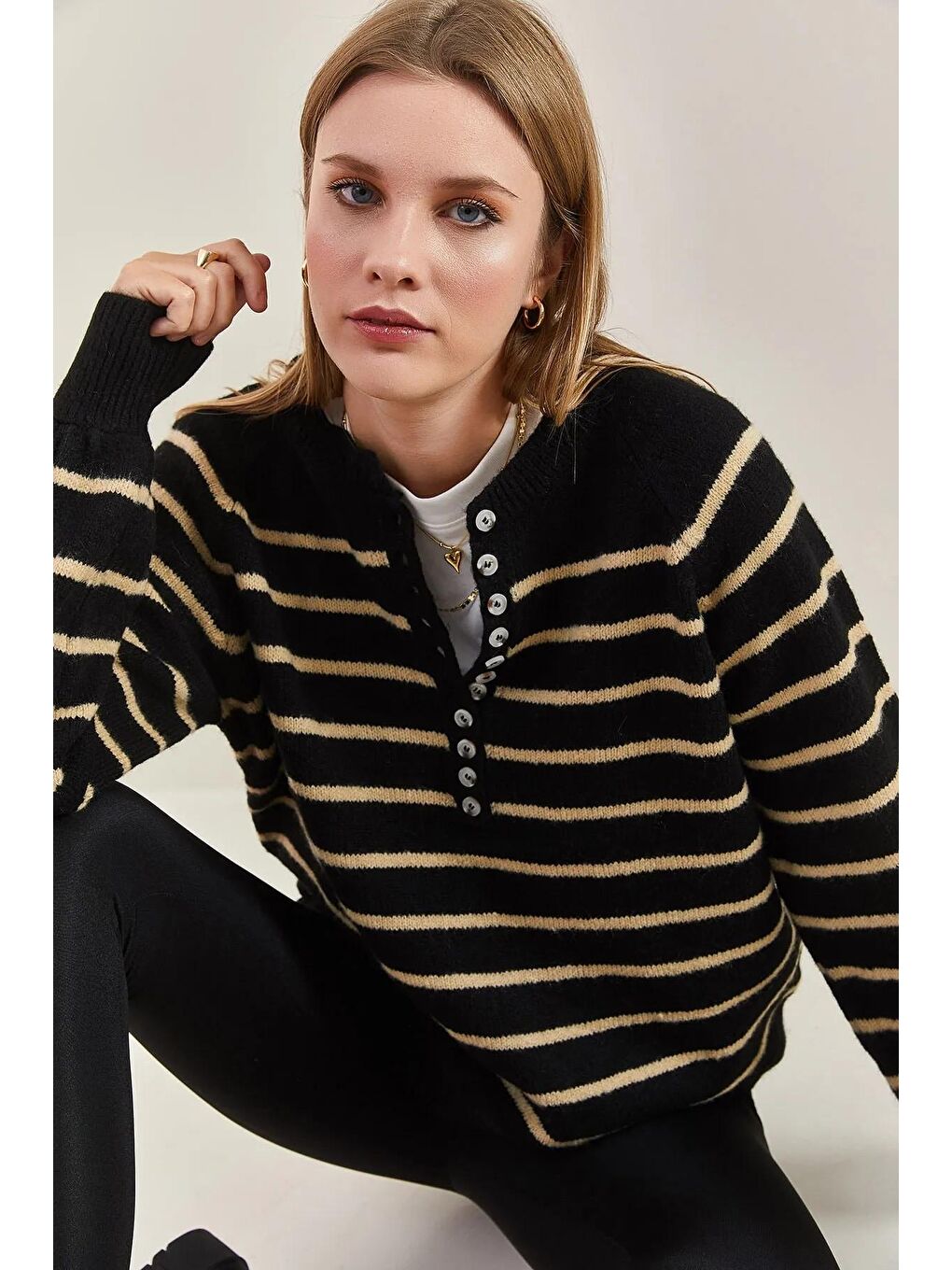 Siyah Kadın Yakası İlikli Balıkçı Yaka Çizgili Triko Kazak-1