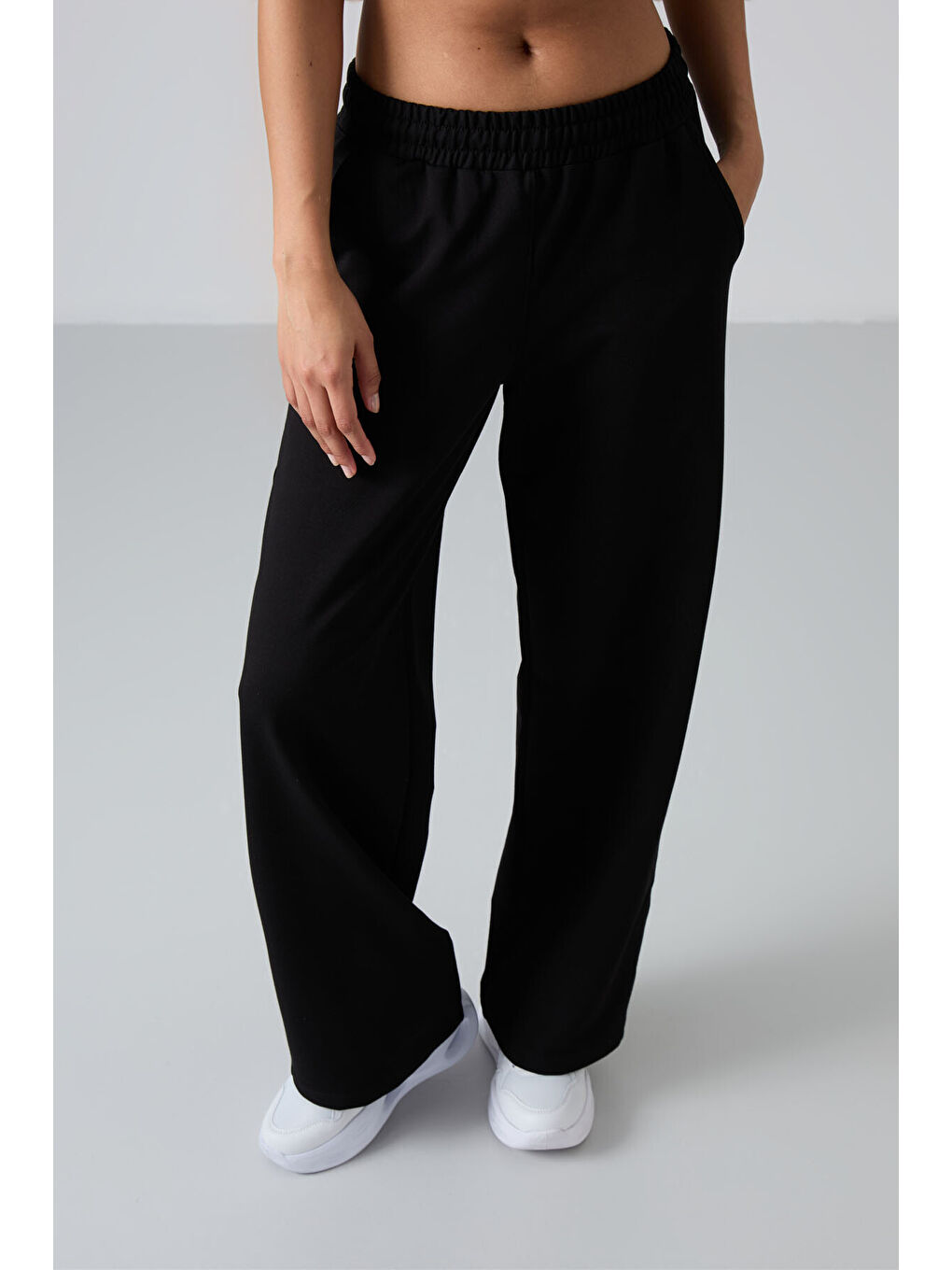 Siyah Yüksek Bel Cepli Rahat Form Geniş Paça Kadın Eşofman Alt - 94567-4