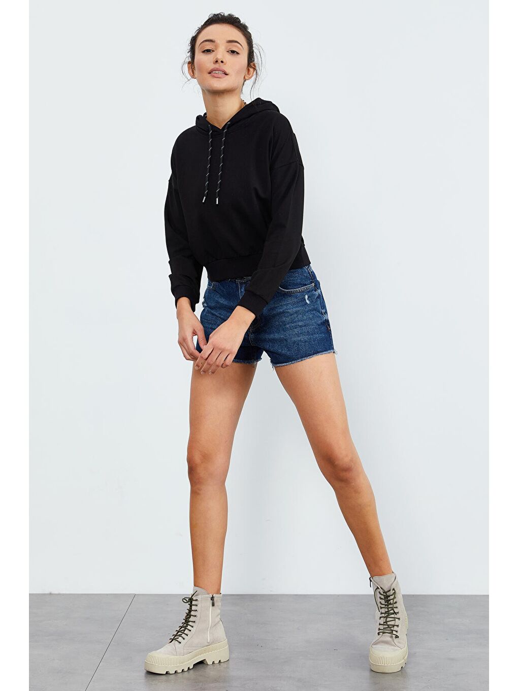 Siyah Uzun Kol Rahat Form Kapüşonlu Kadın Sweatshirt - 97115-1