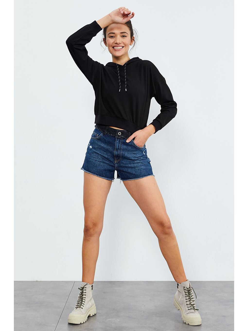 Siyah Uzun Kol Rahat Form Kapüşonlu Kadın Sweatshirt - 97115-3