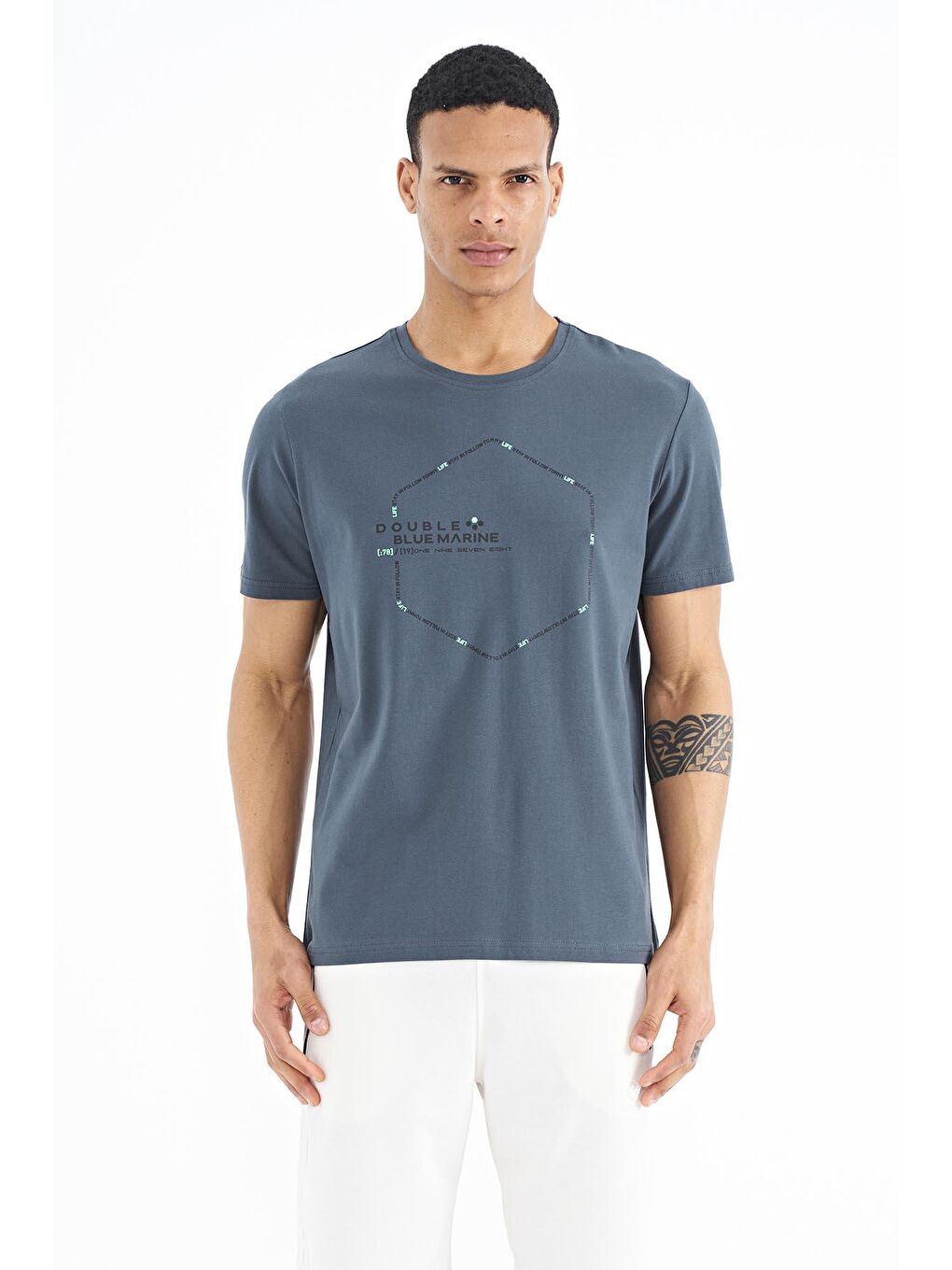 Orman Yeşili Yazı Geometri Basklı Standart Kalıp Erkek Tişört - 88198