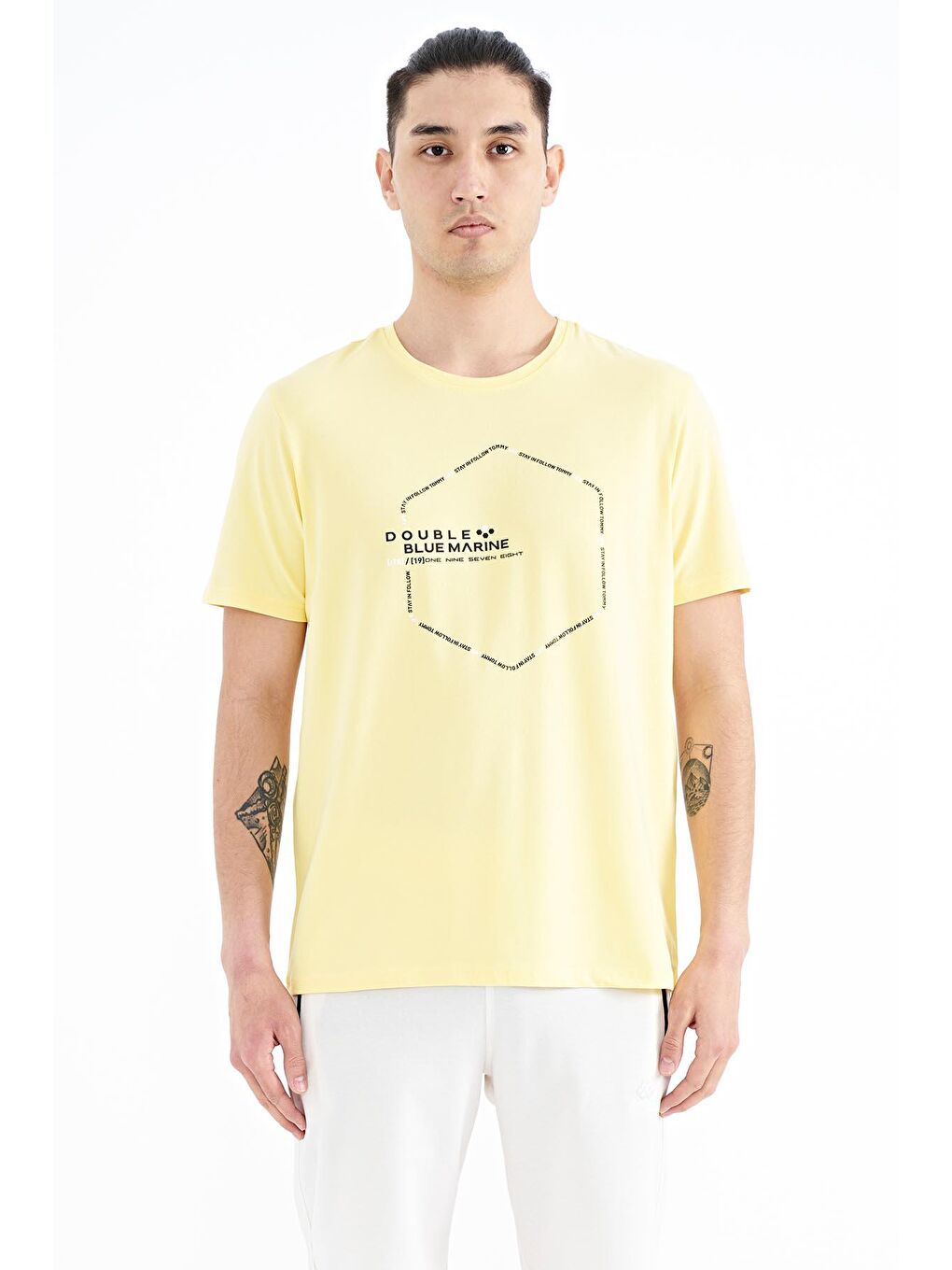 Sarı Yazı Geometri Basklı Standart Kalıp Erkek Tişört - 88198