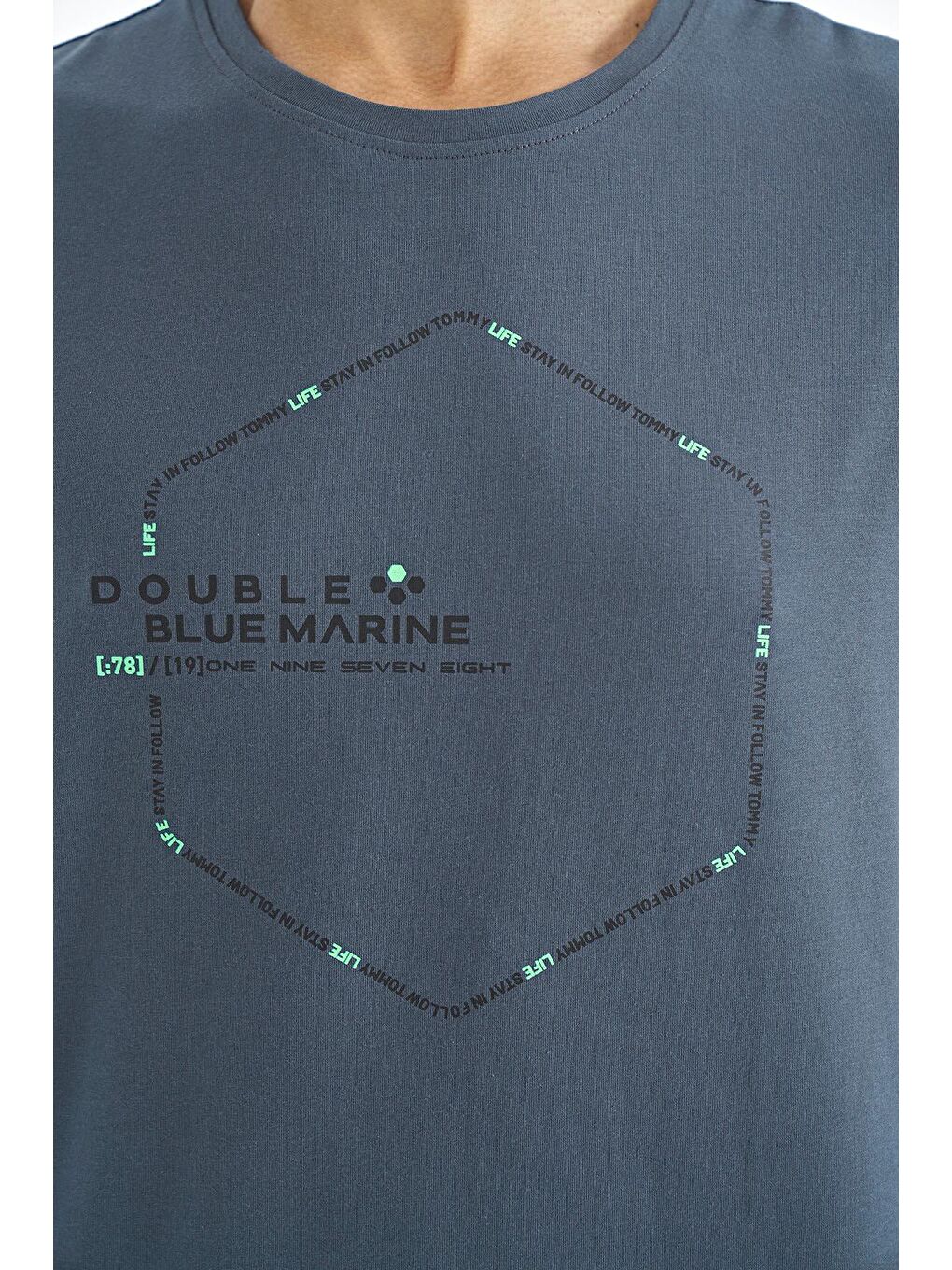 Orman Yeşili Yazı Geometri Basklı Standart Kalıp Erkek Tişört - 88198-1